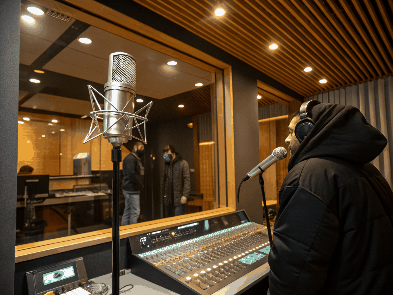 Sesión de grabación bilingüe en el estudio